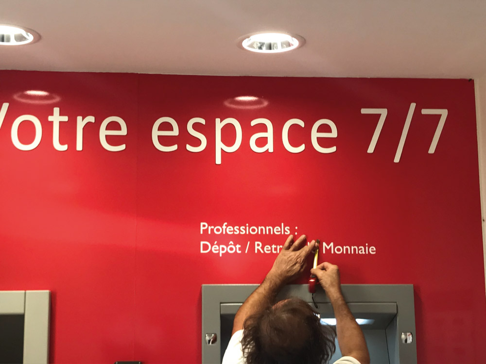 Realisations-decoration-lettre-decoupee-banque