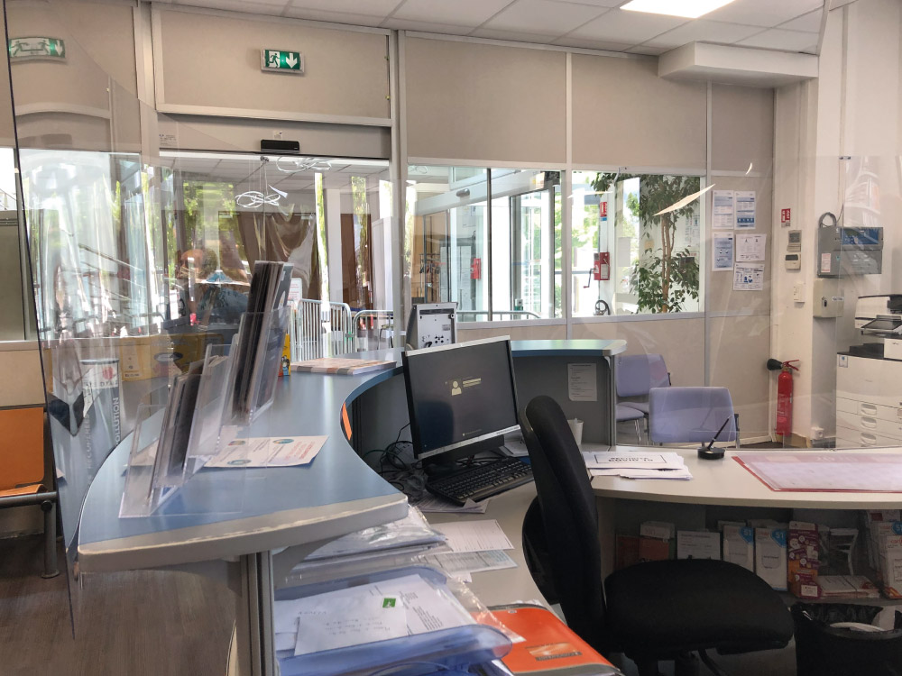 Realisations-protection-accueil-plexiglass-2
