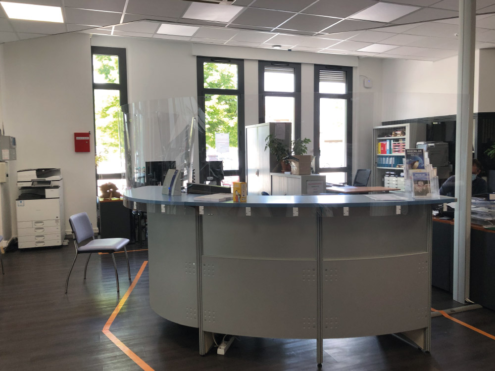 Realisations-protection-accueil-plexiglass-3