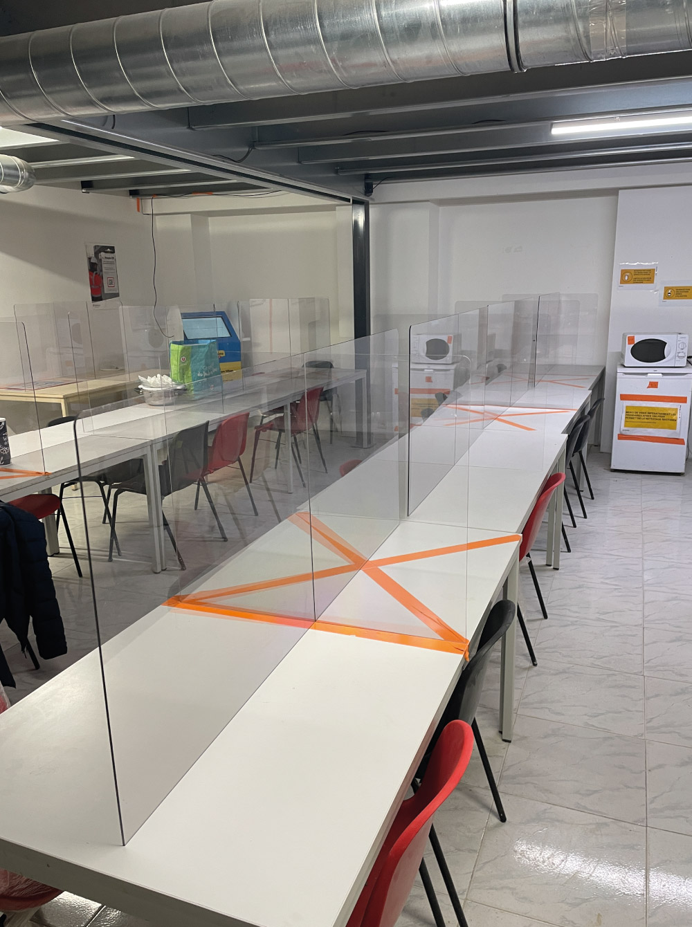Realisations-protection-plexiglass-mobile-cantine-eiffage-2