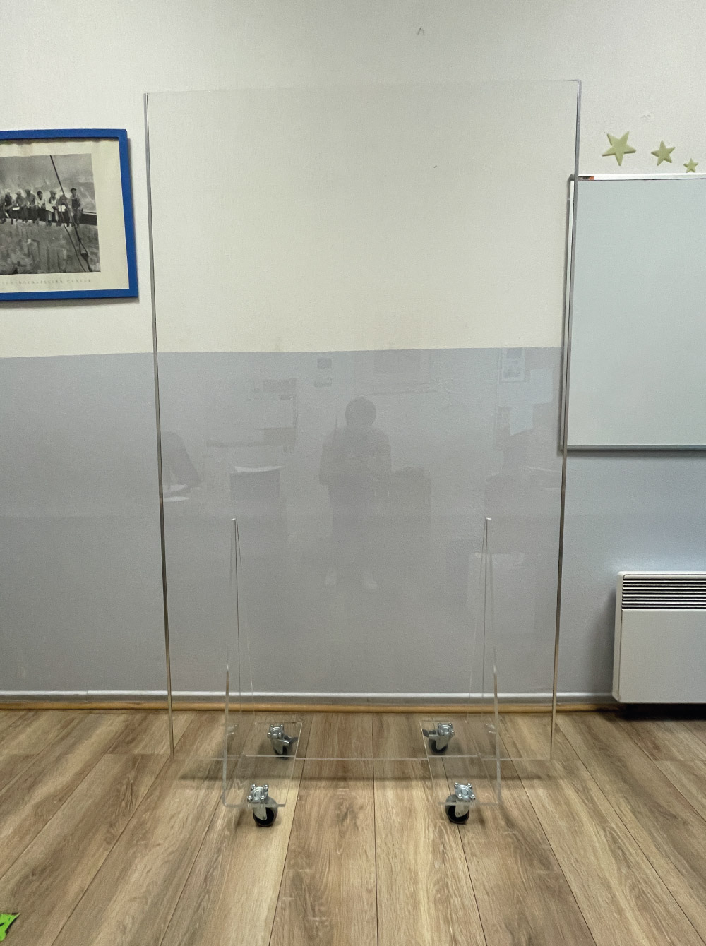 Realisations-protection-plexiglass-mobile-sur-mesure-2