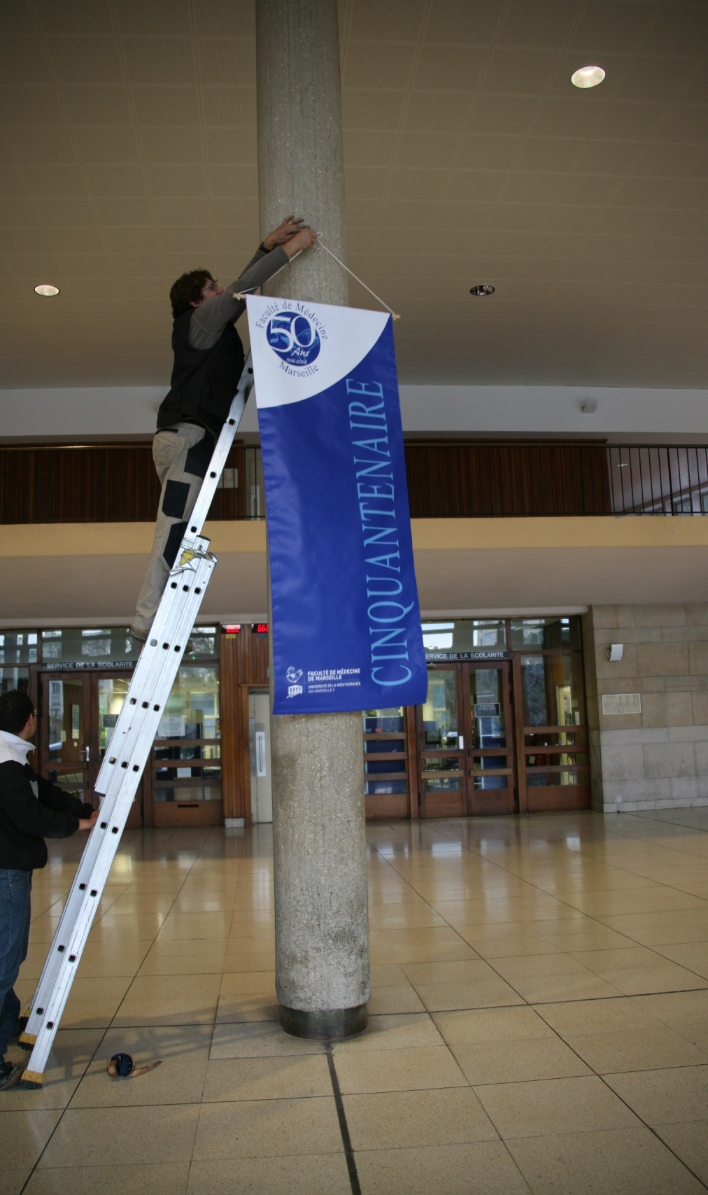 Realisations-signaletique-banderole-faculte-de-medecine