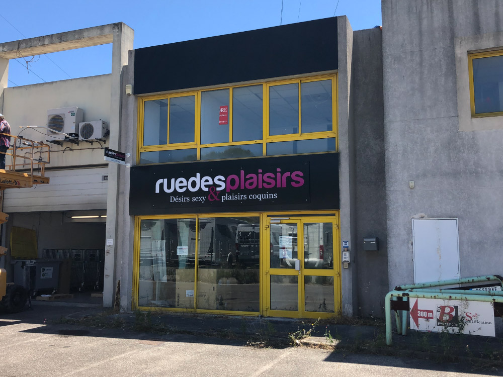 Realisations-signaletique-enseigne-rue-des-plaisirs