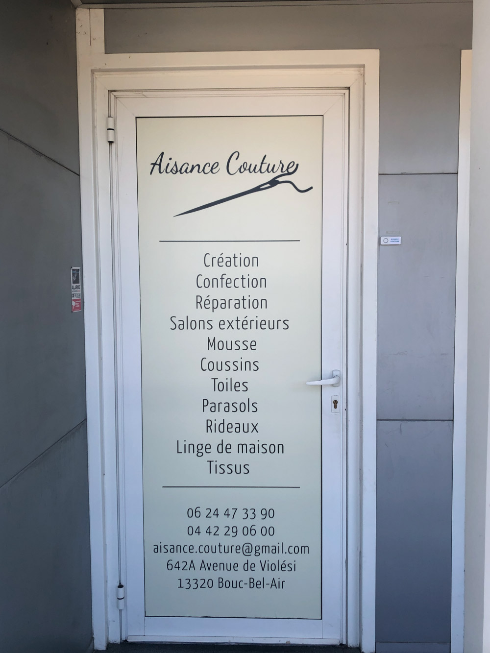 Realisations-signaletique-film-occultant-aisance-couture
