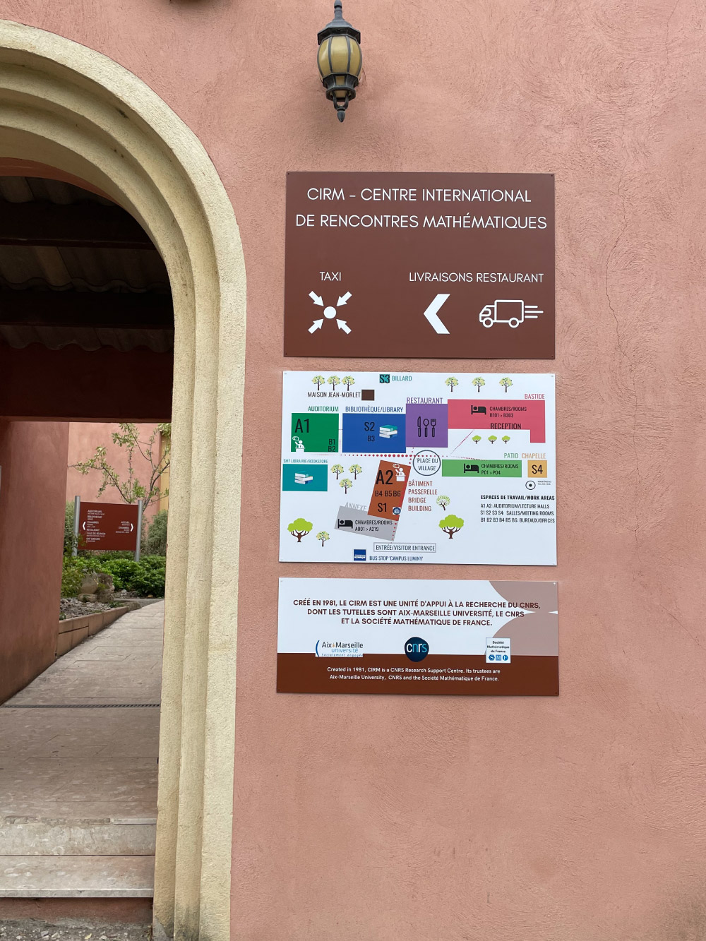 Realisations-signaletique-panneau-entree-cirm