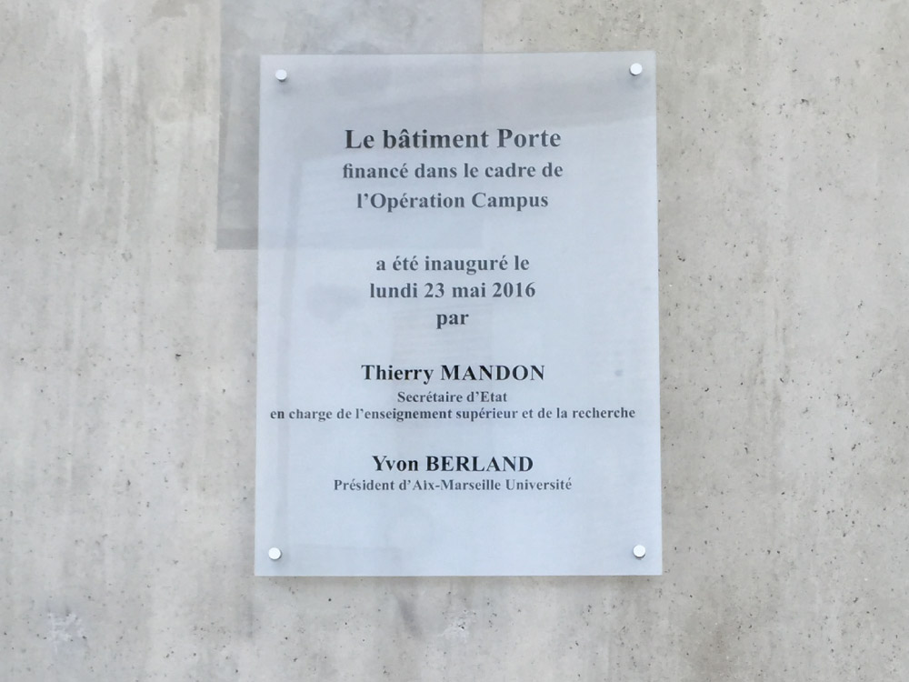 Realisations-signaletique-plaque-plexi-entree