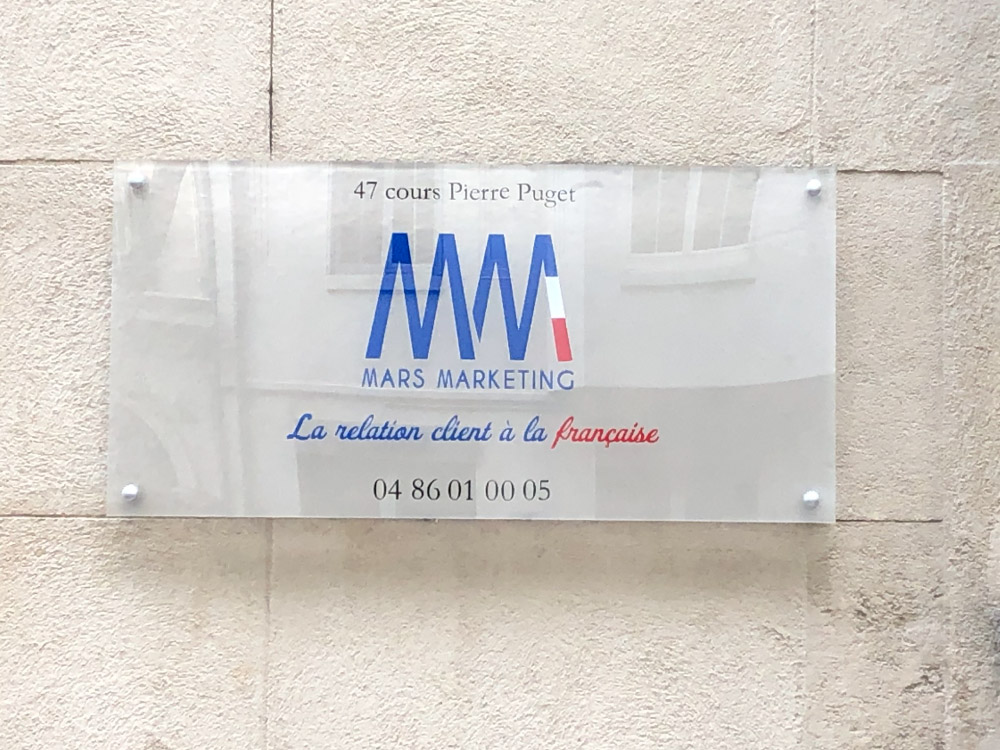Realisations-signaletique-plaque-plexi-mars-marketing