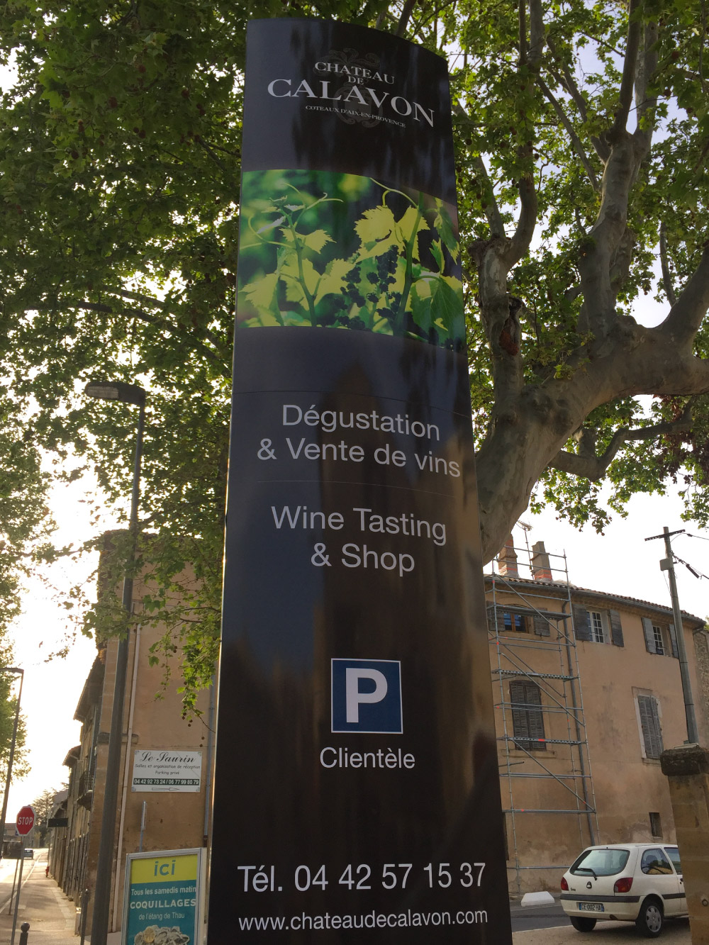 Realisations-signaletique-totem-chateau-calavon