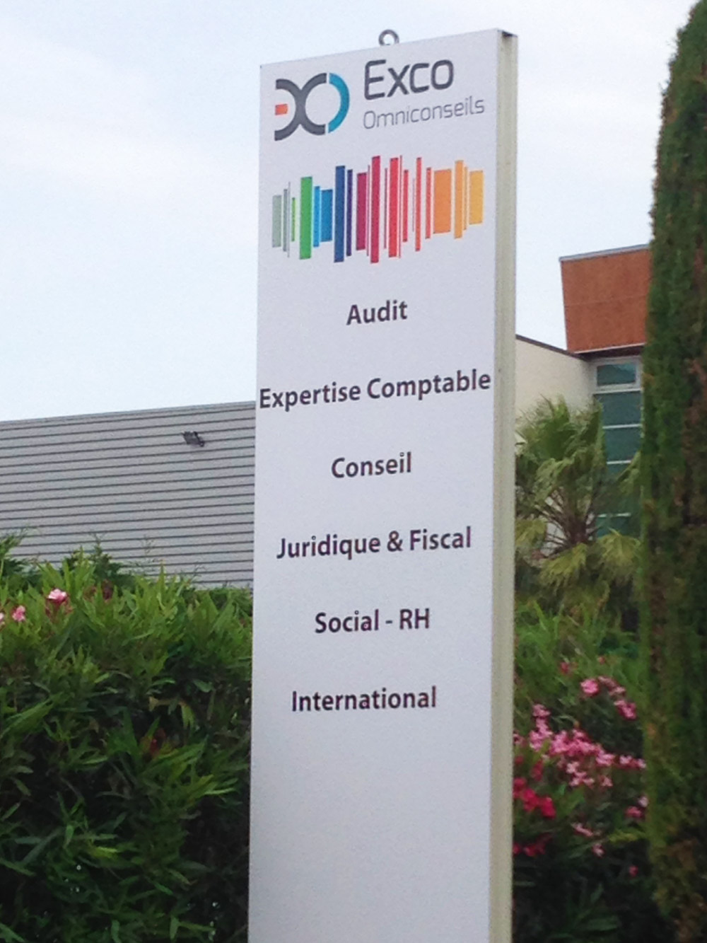 Realisations-signaletique-totem-exco