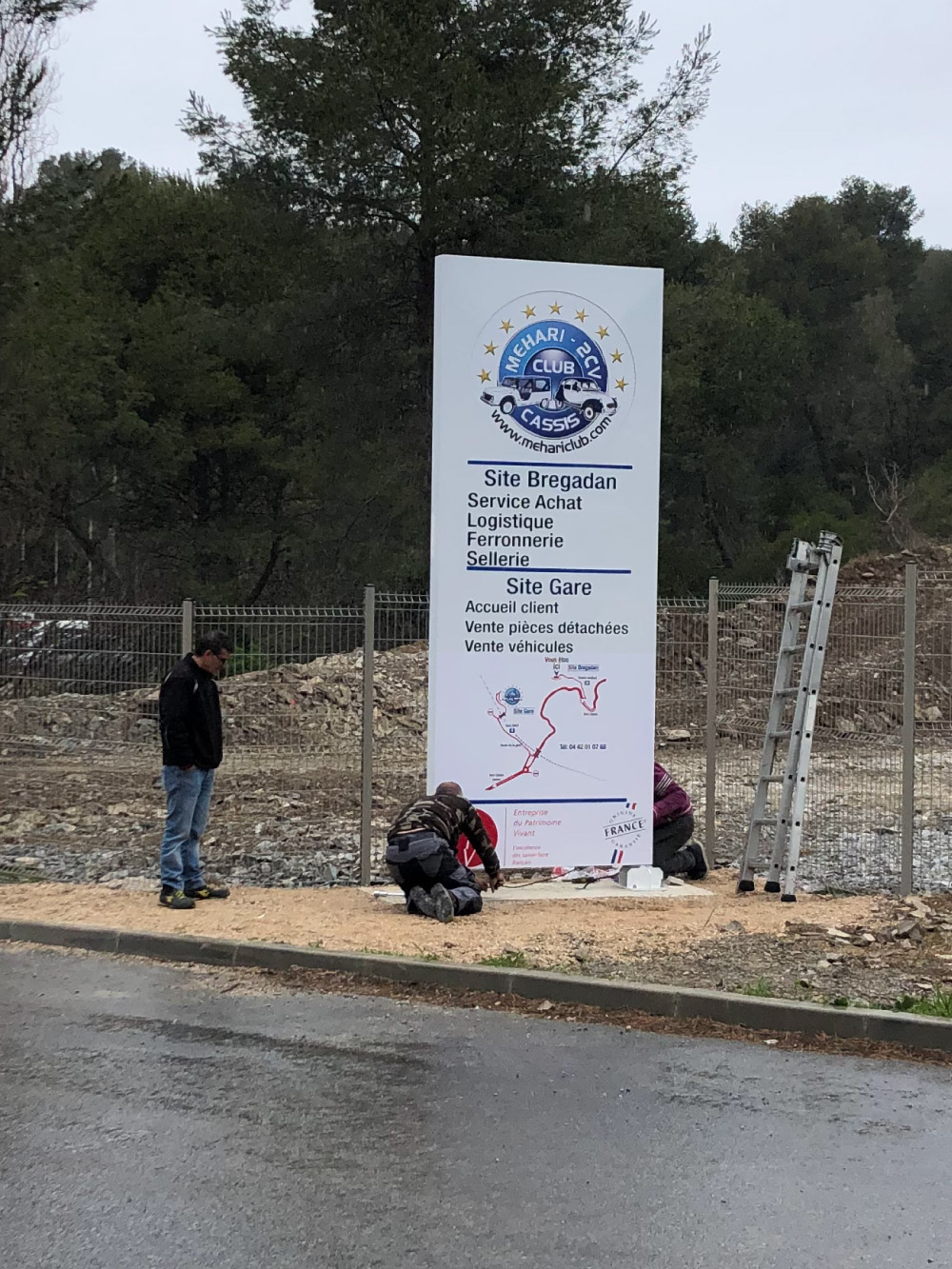 Realisations-signaletique-totem-mehari-club-cassis